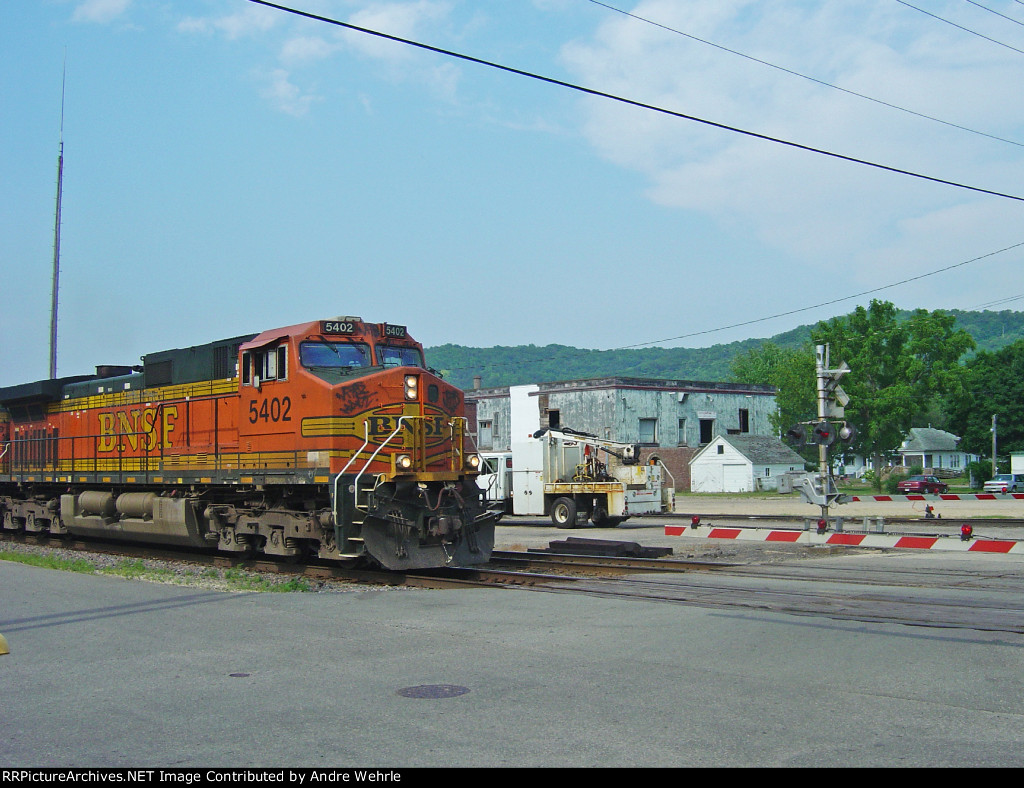 BNSF 5402 races across Hayden Street